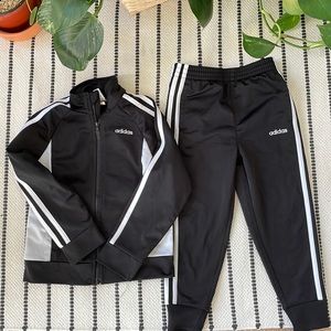 Adidas toddler jogger set🖤